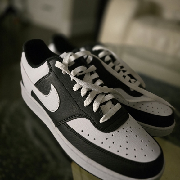 Nike Men's Black and White Sneakers - Picture 3 of 16